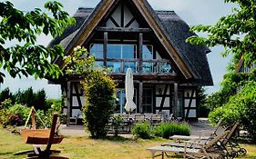 Landhaus am Achterwasser mit Bootssteg